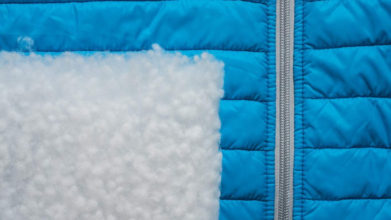 Peří, nebo fiberballs? Polystyren hlásí návrat