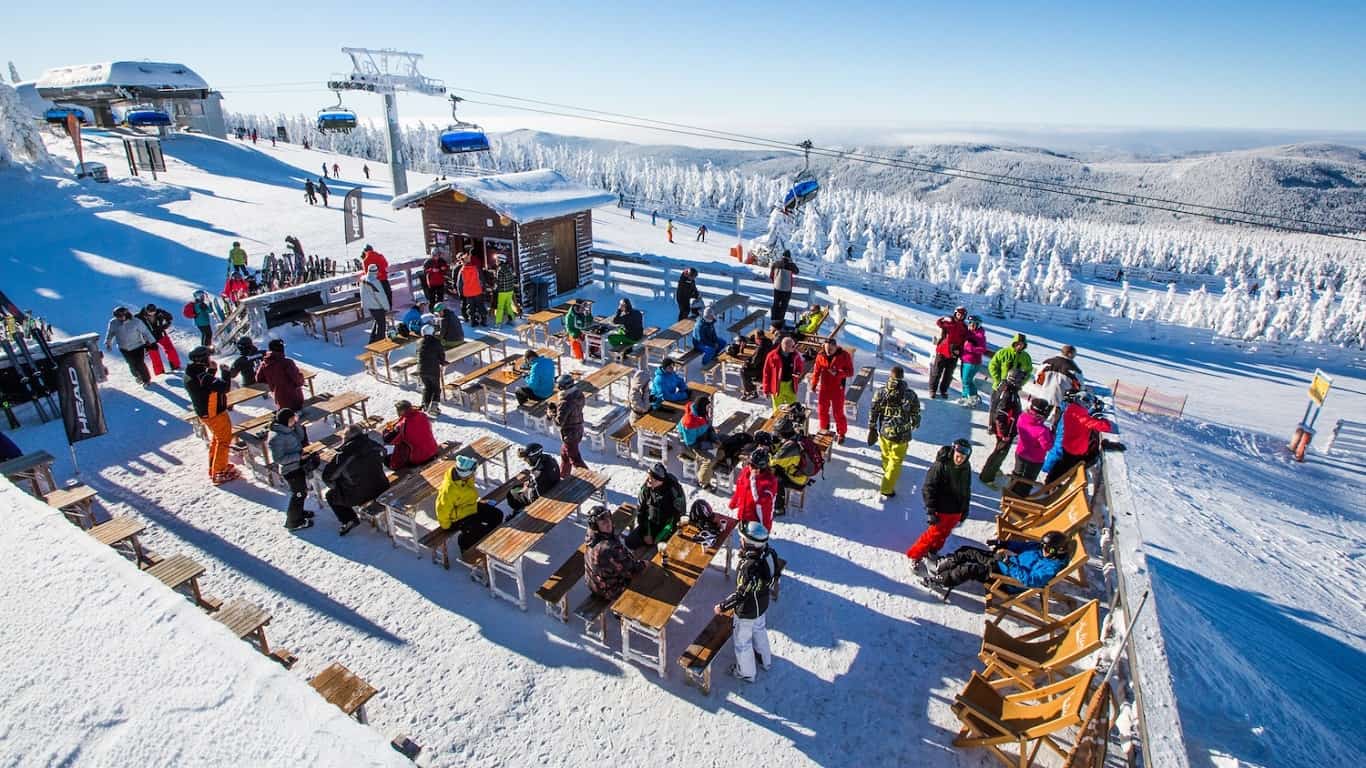 Špindl o Velikonocích: lyžovačka i závody přes vodu