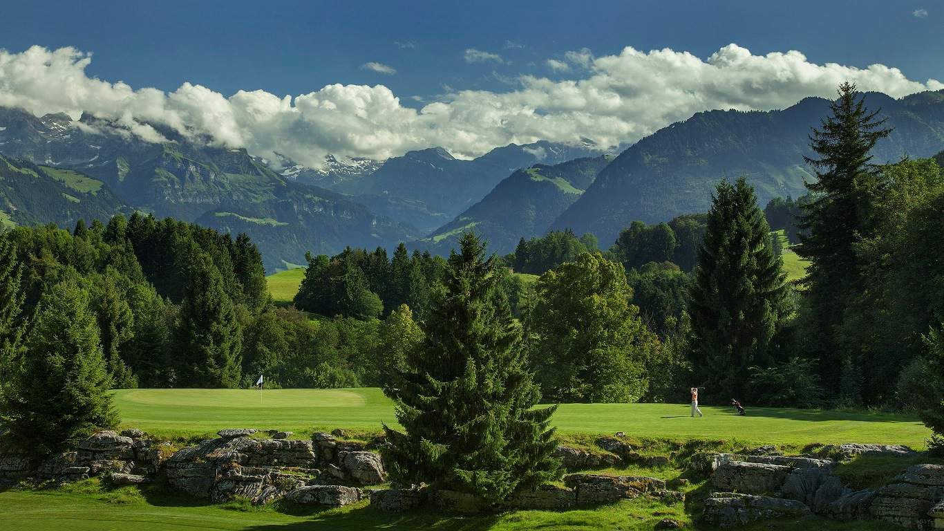 V Lucernu si zajedete na golf motorovou lodí nebo parníkem