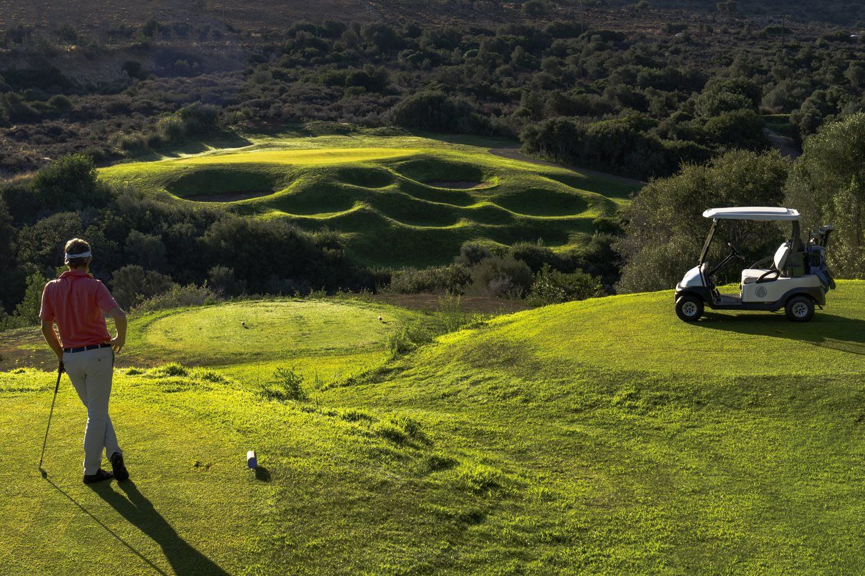 Kréta. Golf ve stínu olivovníků