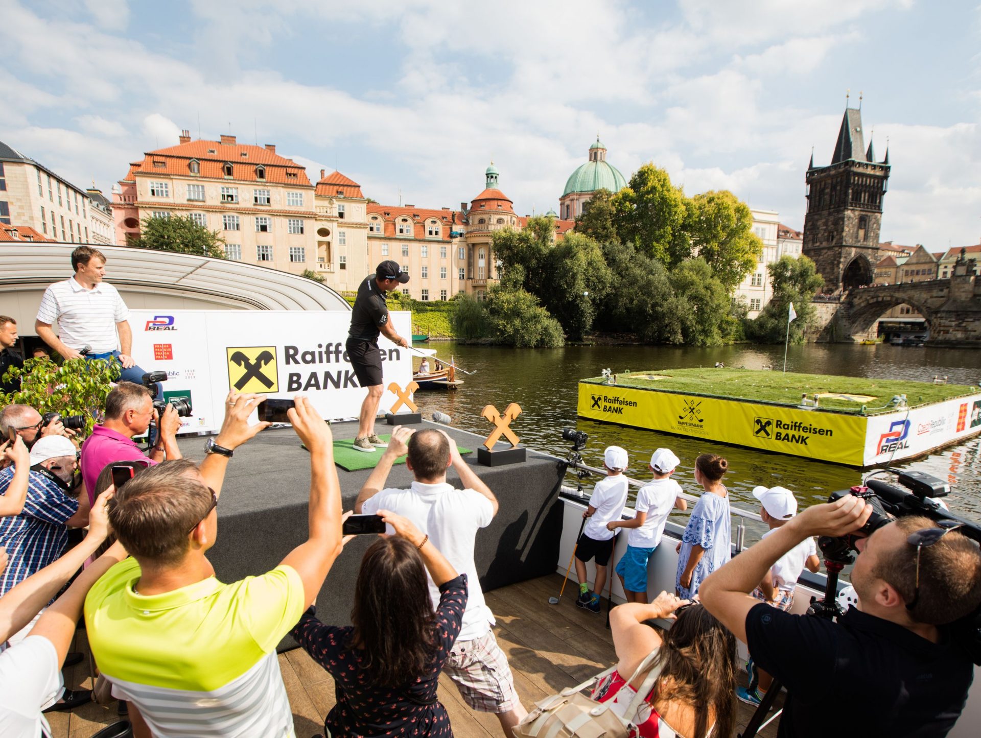 Czech Masters zahájily světové golfové hvězdy odpaly na Vltavě