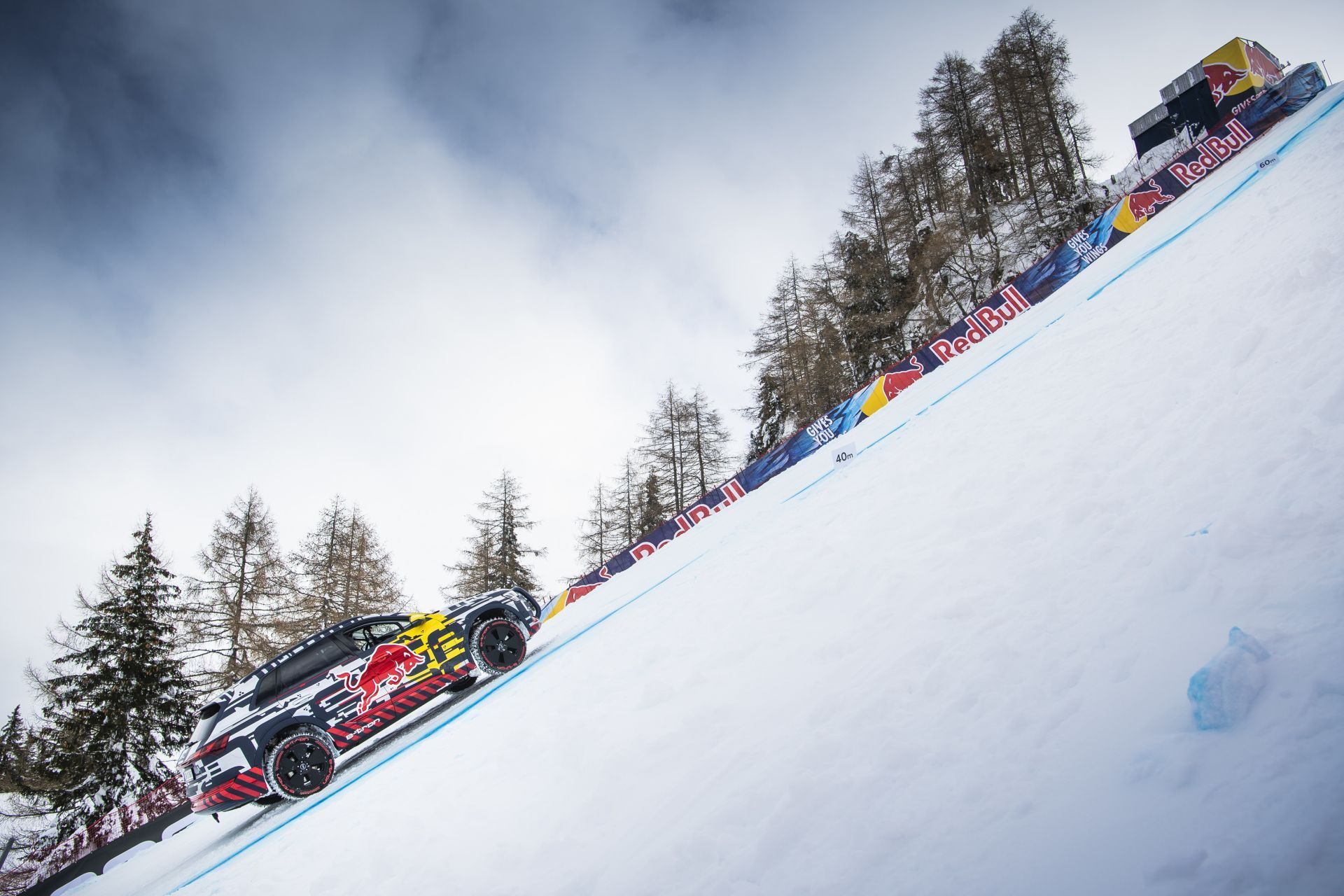 Audi e-tron zdolalo Hahnenkamm, ale opačným směrem