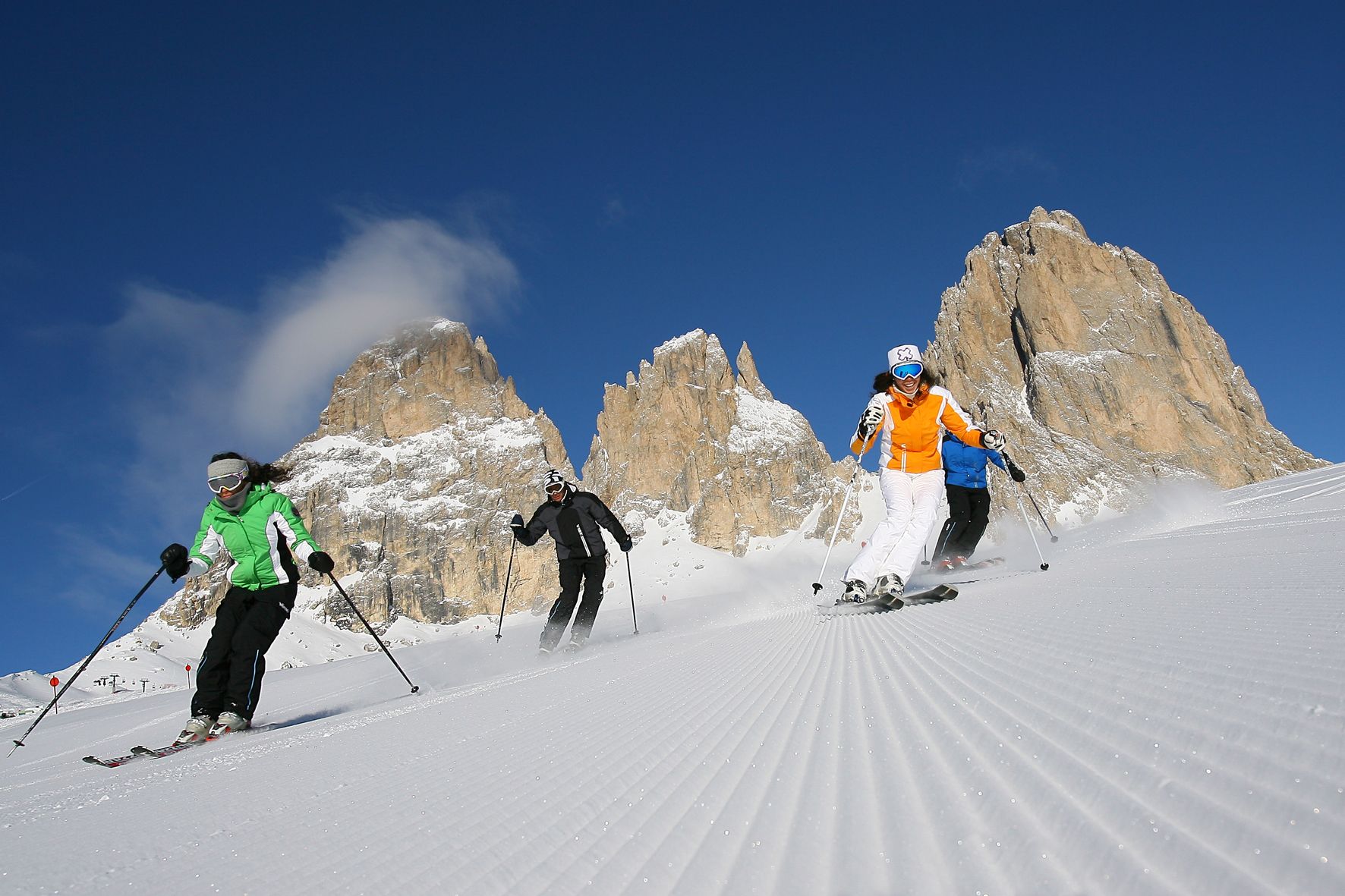 Italské Campitello zve na lyžování s ladinským karnevalem