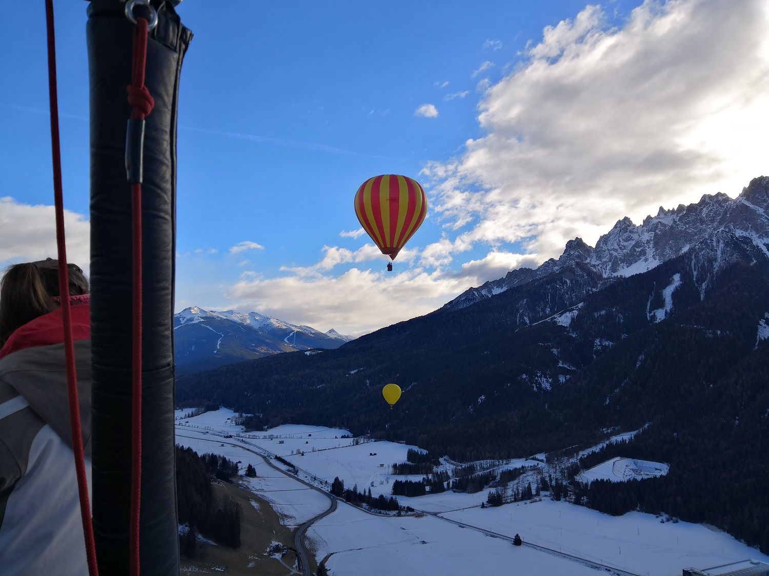 Balonem přes vrcholy Dolomit. Zimní adrenalin v plné parádě