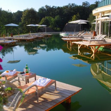 Bad Tatzmannsdorf nabízí příjemnou kombinaci golfu, termálních lázní a vína