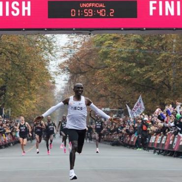 Kipchoge běžel pod dvě hodiny! Regulérní maraton to ale nebyl