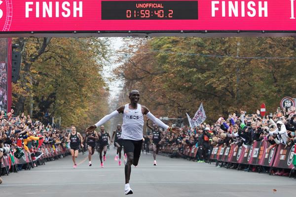 Kipchoge běžel pod dvě hodiny! Regulérní maraton to ale nebyl