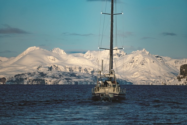 Ski & Sail: Jachtou po nejhezčích sjezdech polárního Norska 