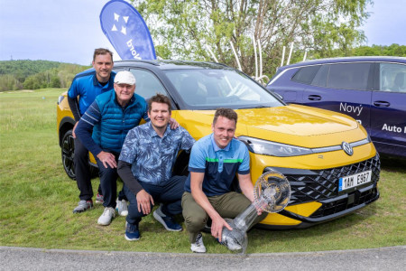 Vítězné kvarteto VW, s pohárem kapitán týmu Jiří Ritschel, za ním Ondřej Květoň, Jiří Hartmann a Petr Nemynář
